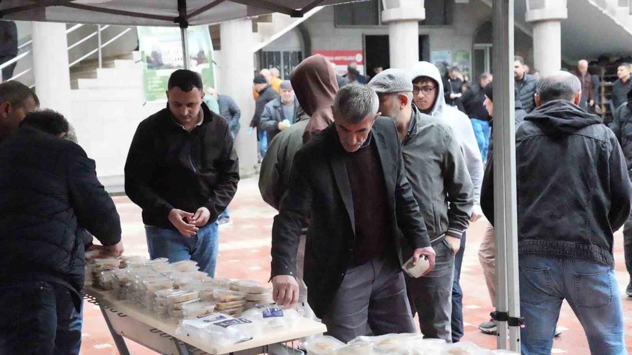 Tokat Erbaa'da Cuma Namazı Sonrası Şehitler İçin Helva İkram Edildi