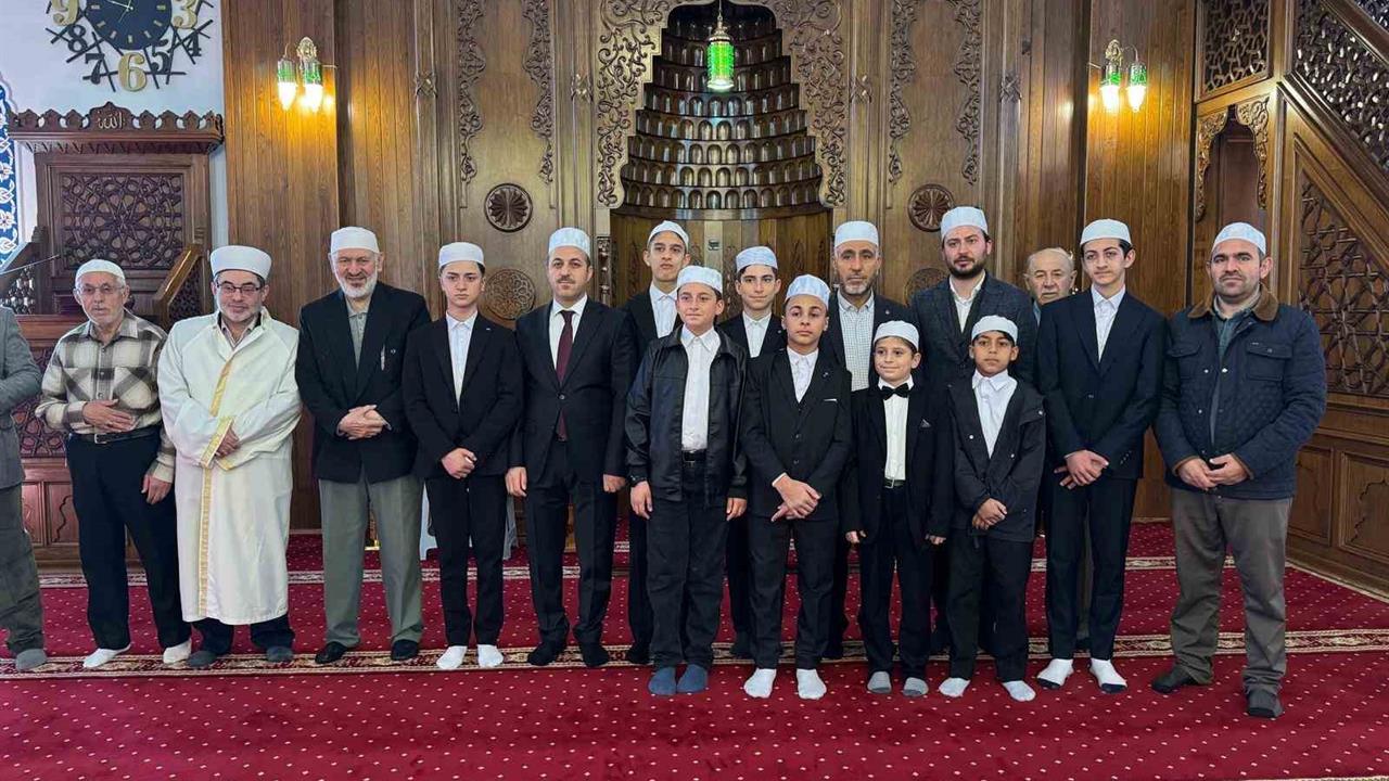 Van İpekyolu'nda Hafızlık Eğitimini Tamamlayan 8 Öğrenciye Belge Takdim Edildi