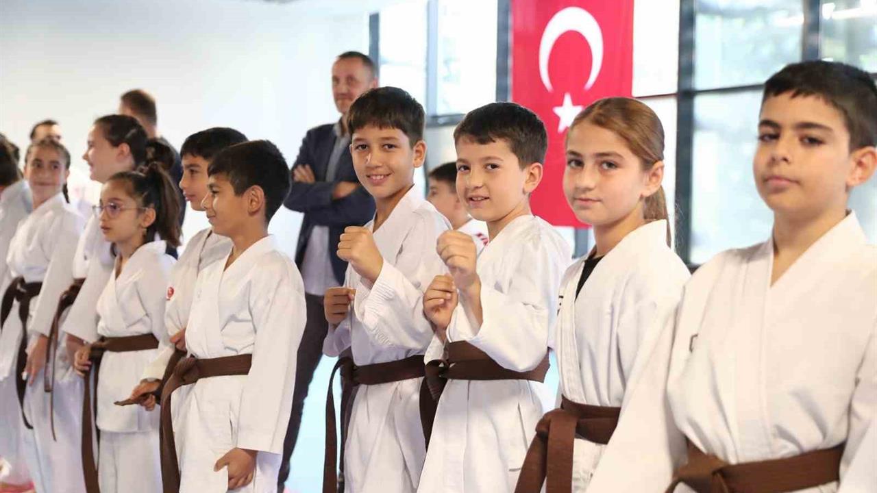 İzmir Aliağa'da Karate Kursu'nda 75 Sporcu Kuşak Törünü Gerçekleştirdi