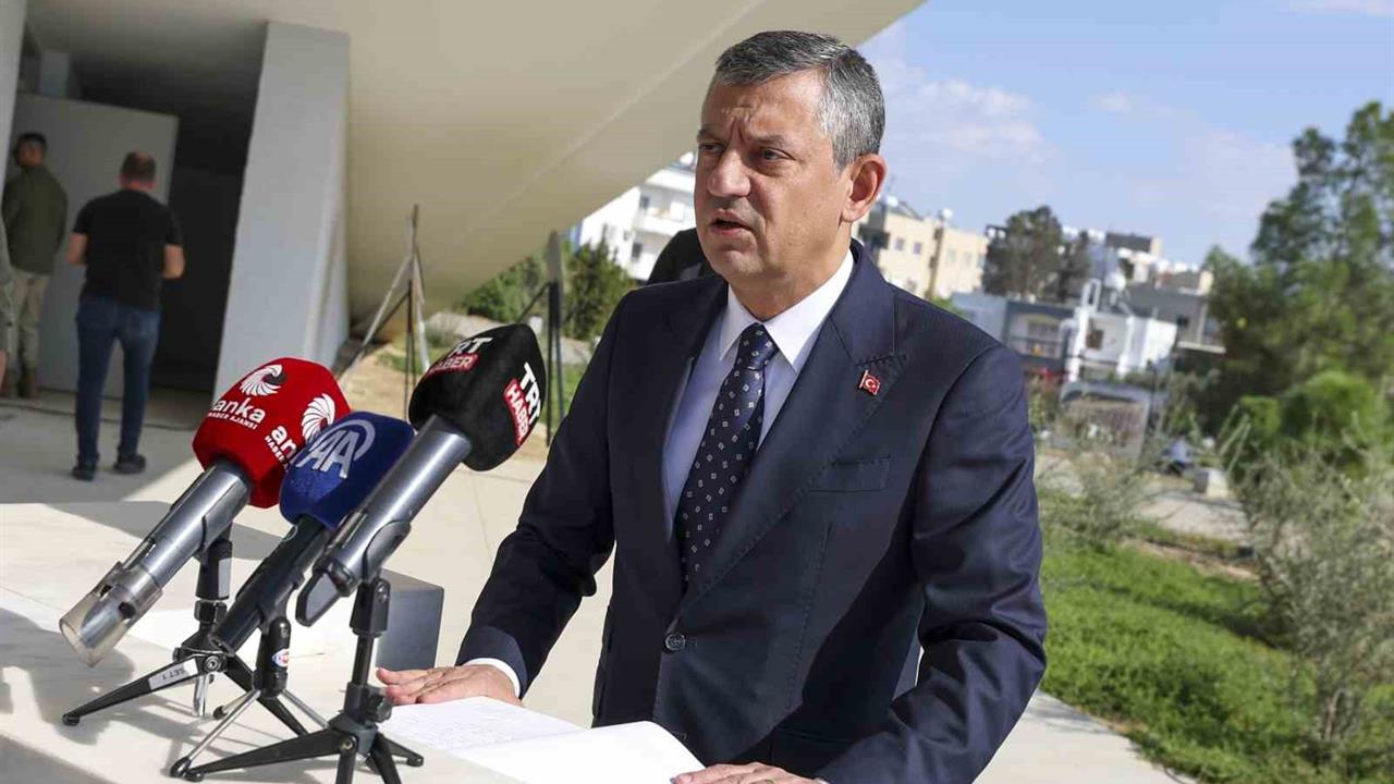 Kuzey Kıbrıs Türk Cumhuriyeti'nde CHP Genel Başkanı Özgür Özel Anıtları Ziyaret Etti