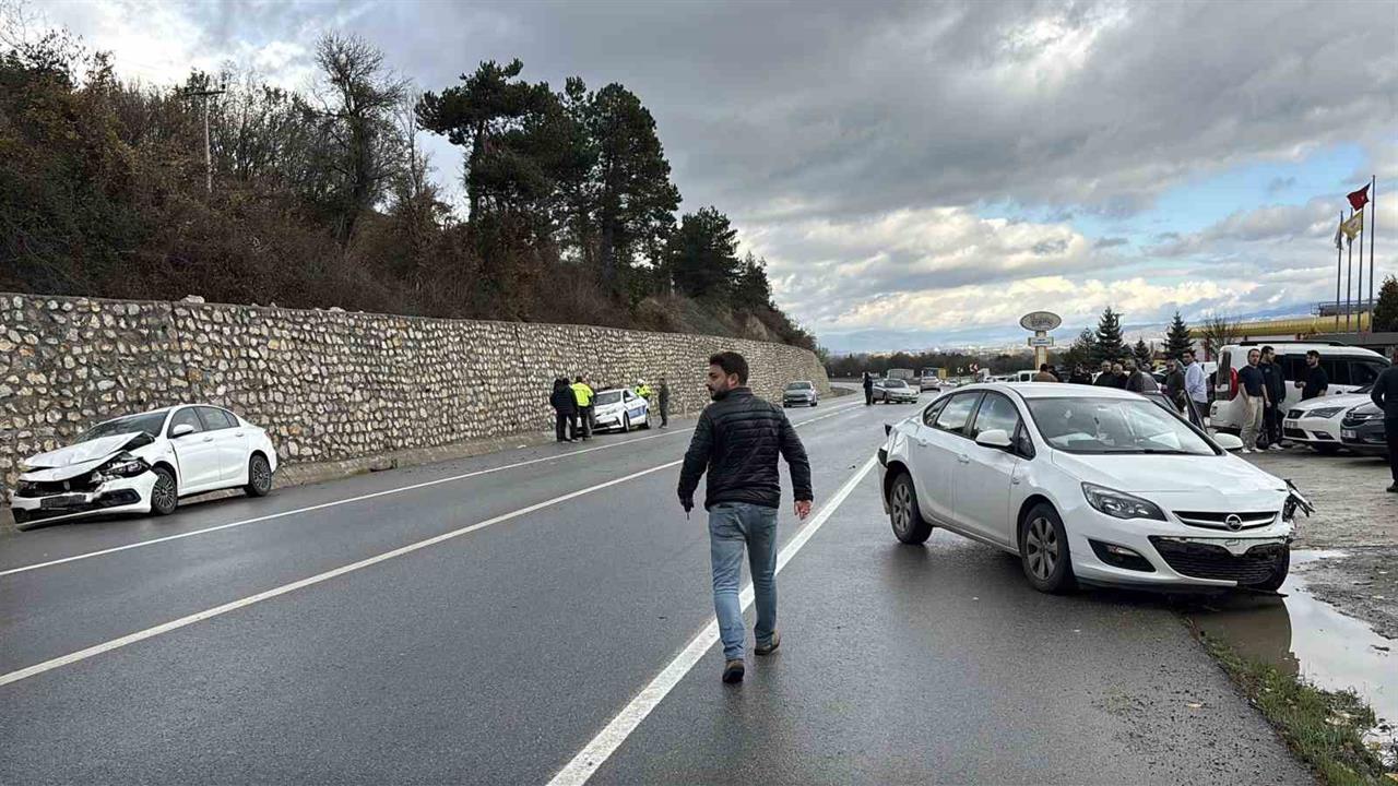 Bolu Mudurnu Yolunda Zincirleme Kazada 3 Kişi Yaralandı