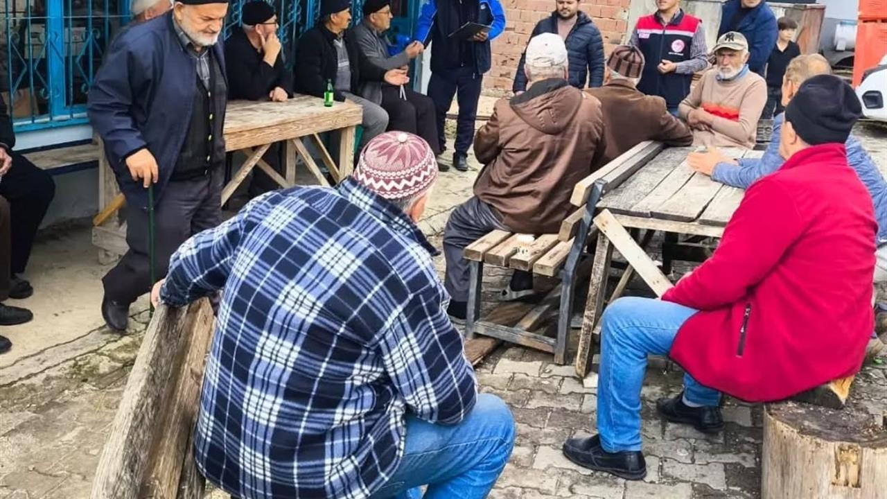 Düzce Yığılca'da Ziraat Mühendisleri Çiftçilerle Bilgilendirme Yapıyor