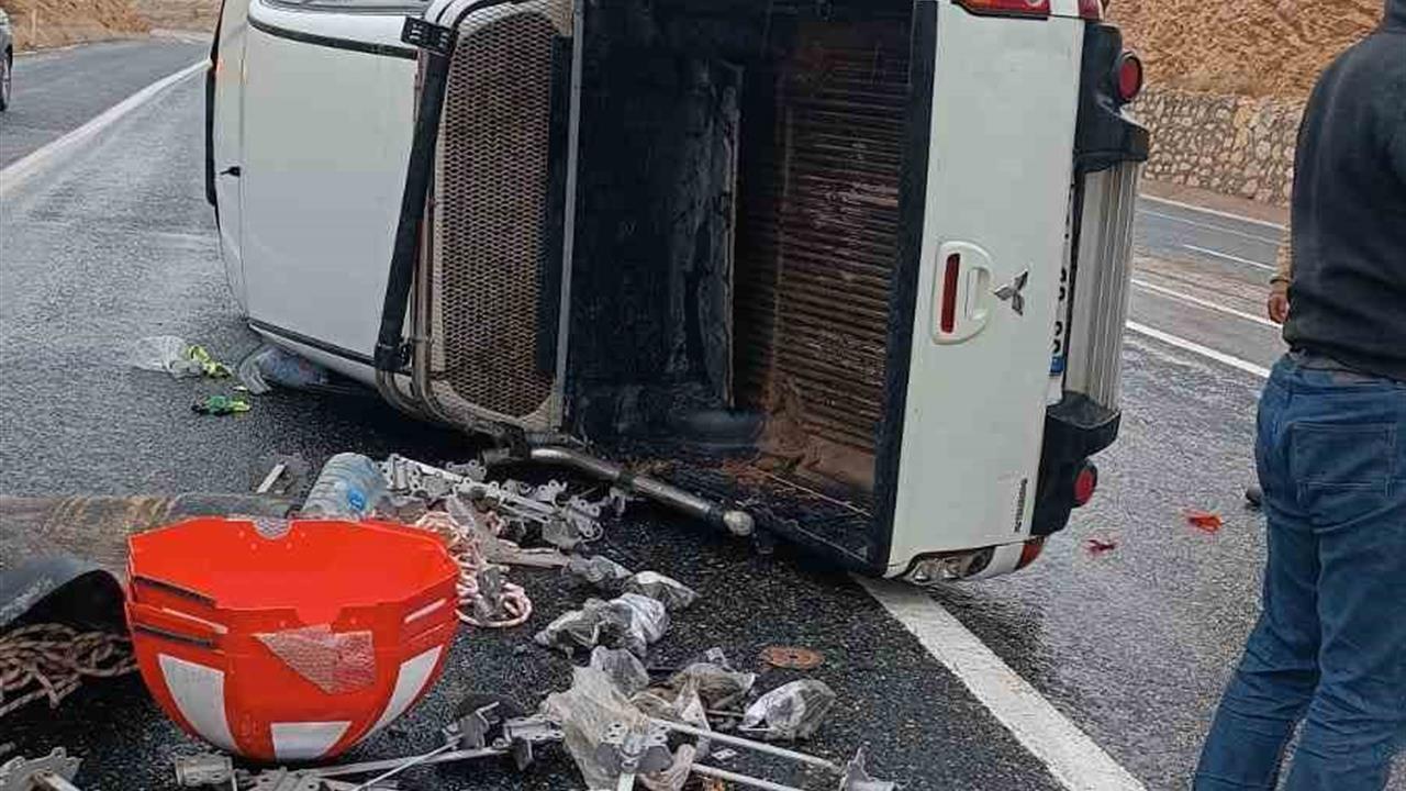 Elazığ Keban Yolu'nda Kaygan Yolda Kamyonet Devrildi, Yaralı Yok