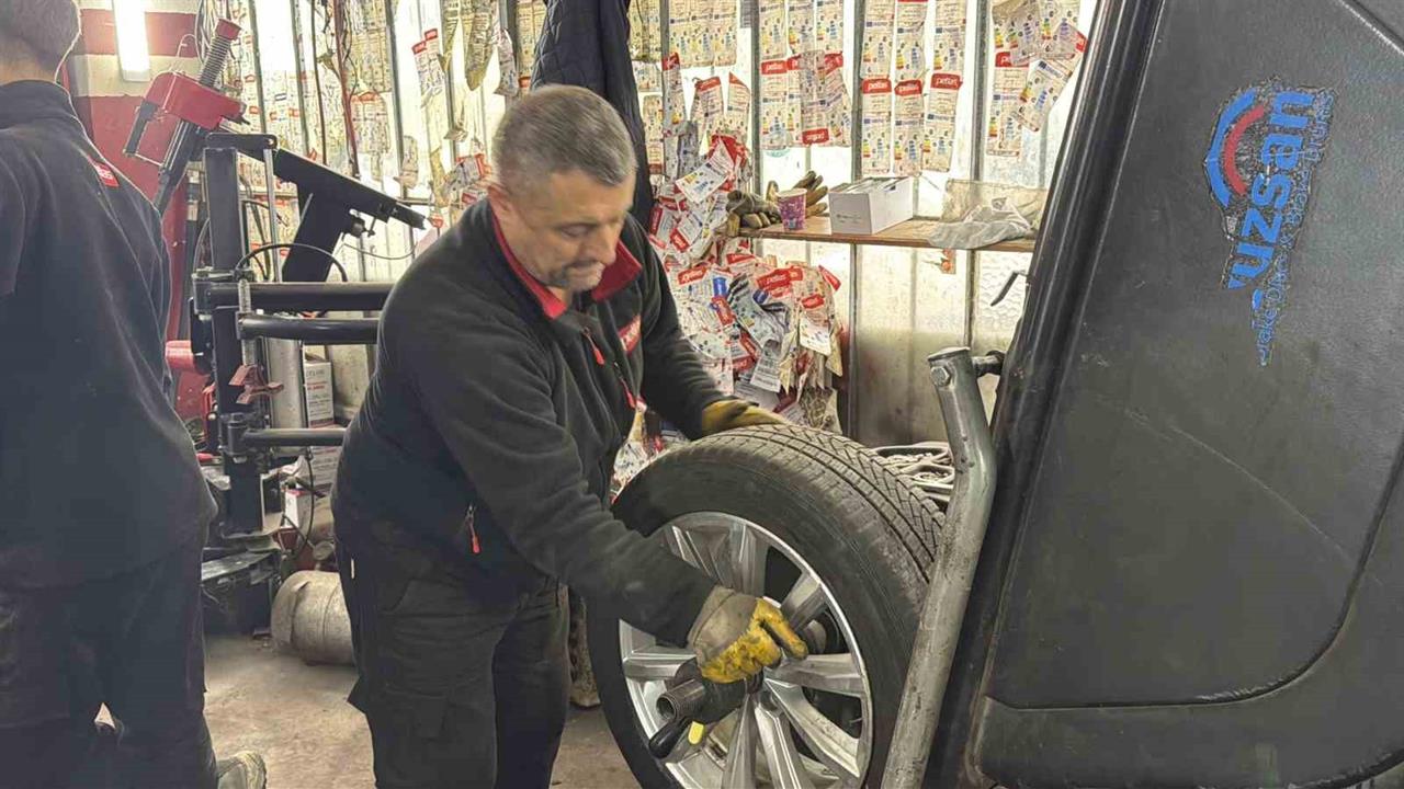 Düzce'de Kış Lastiği Uygulamasının Ertelenmesiyle Lastikçilerde Yoğunluk Yaşanıyor