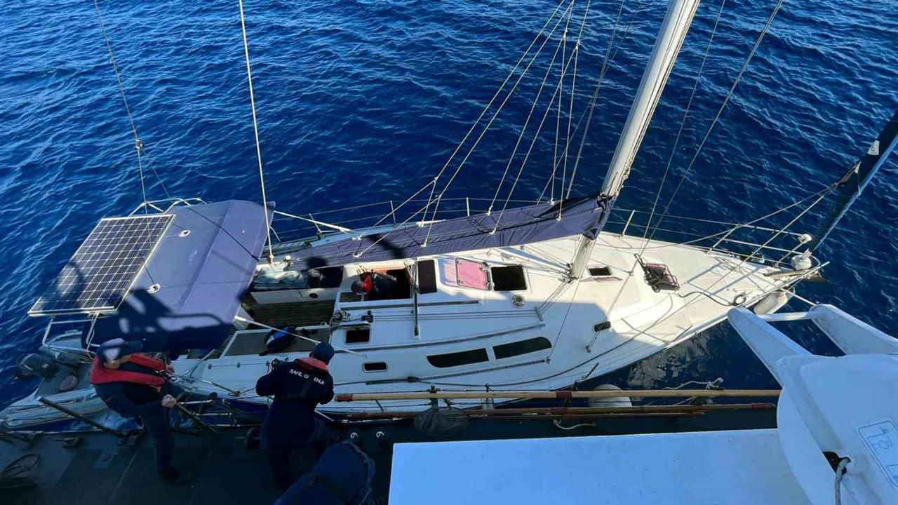 Muğla Datça'da Yelkenli Tekneye Yapılan Operasyonda 22 Göçmen Yakalandı