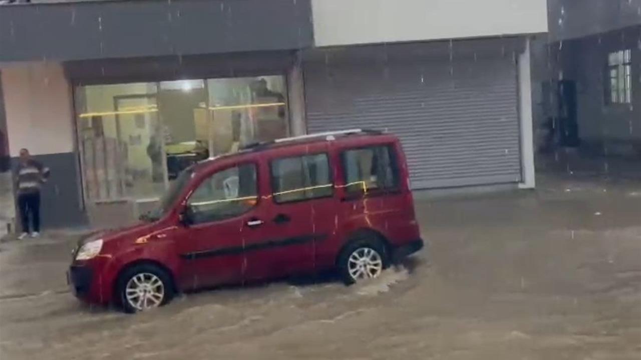 Adana Seyhan ve Çukurova'da Kısa Süreli Yağmur Yolları Olumsuz Etkiledi
