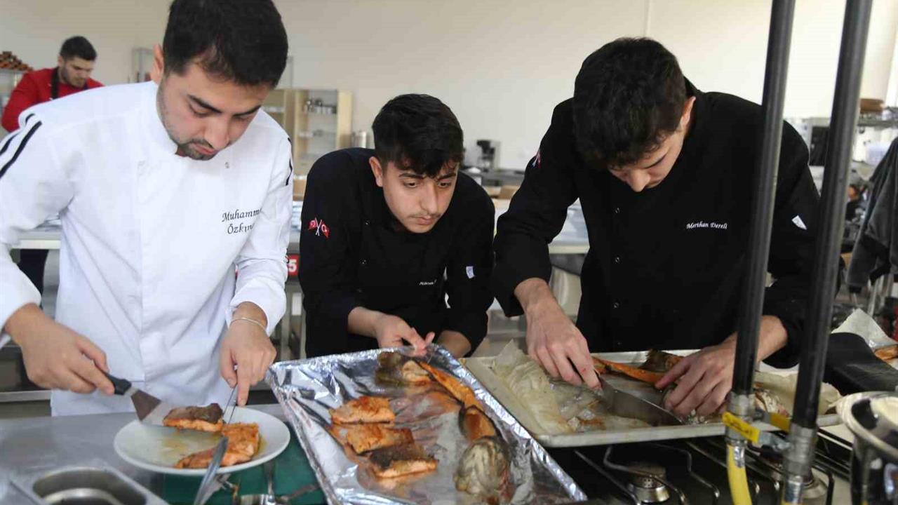 Artvin'de Genç Şef Adayları Somonla Yarıştı