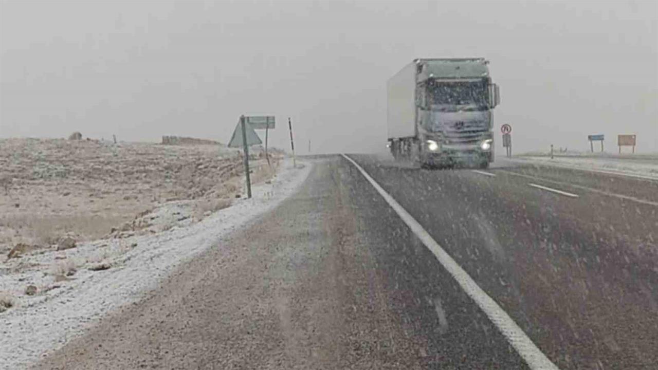 Sivas Gürün’de Yaşanan Kar Yağışı Görüş Mesafesini Düşürdü