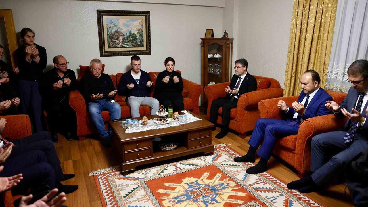 Tarım ve Orman Bakanı Yumaklı, İstanbul Avcılar'da Şehit Pilotun Ailesini Ziyaret Etti