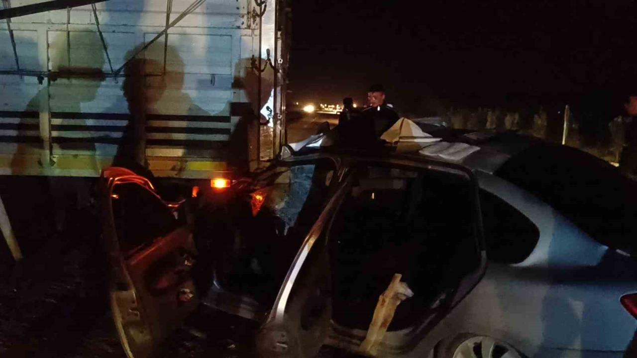 Adana Kozan'da Otomobilin Kamyona Çarpması Sonucu 2 Kişi Yaralandı