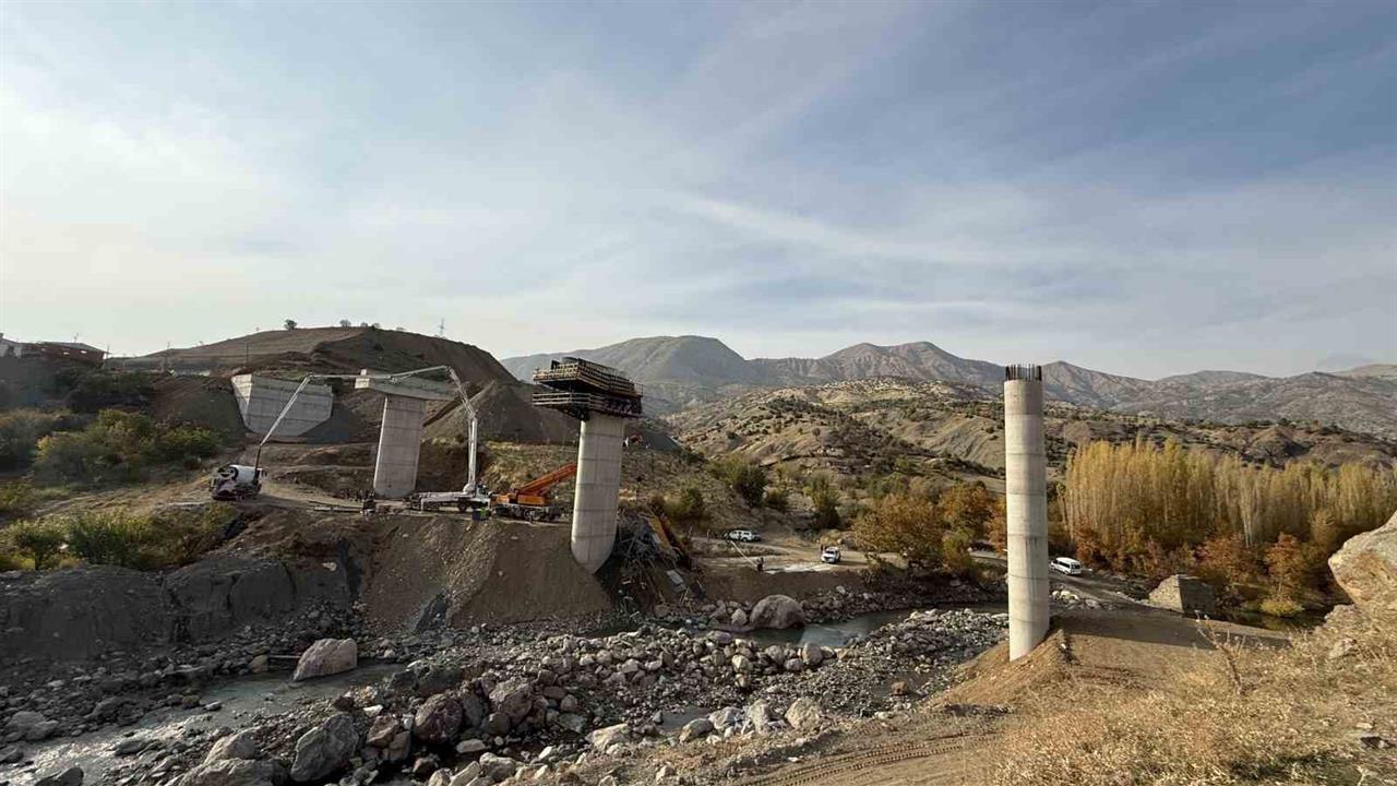 Diyarbakır Kulp'ta Viyadük Çökmesi Sonucu 4 İşçi Hayatını Kaybetti