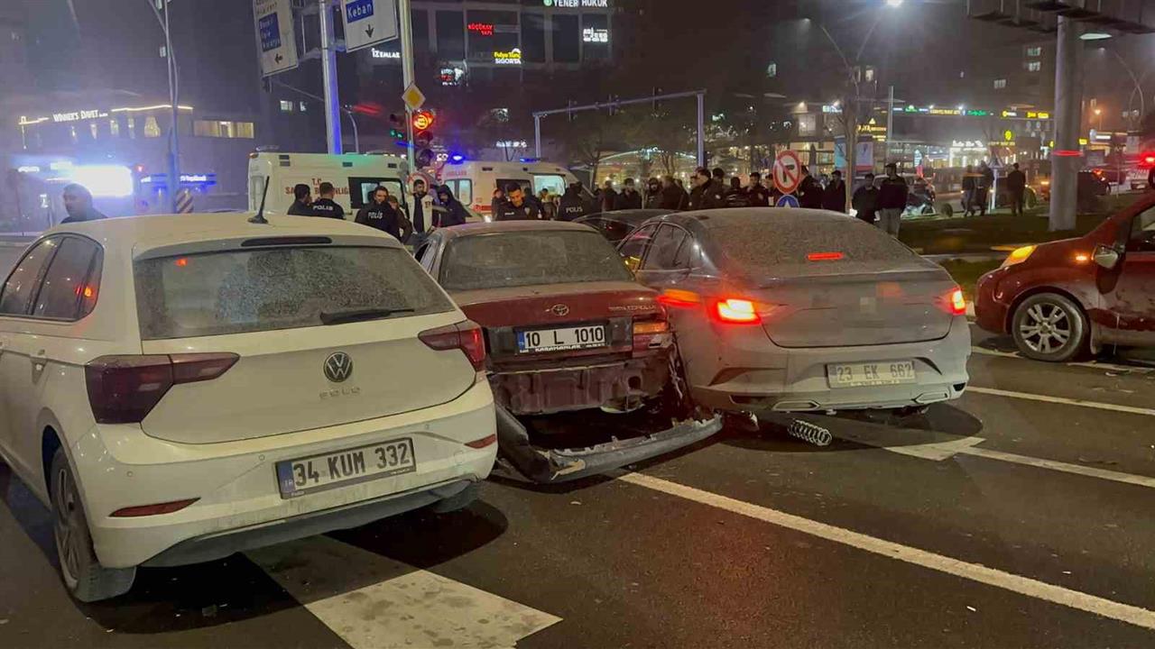 Elazığ'da 7 Araçlı Zincirleme Trafik Kazasında 2 Kişi Yaralandı
