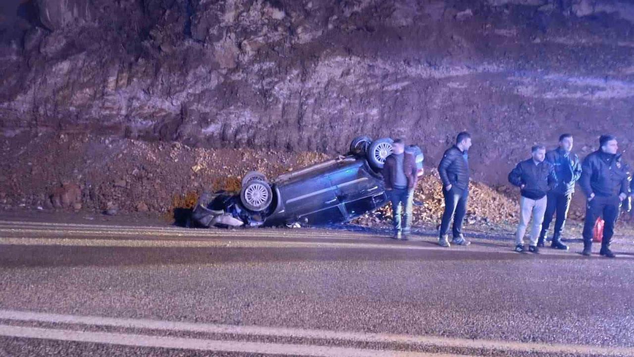 Gümüşhane'de Kayalara Çarpmamak İçin Manevra Yapan Otomobil Takla Attı, 2 Yaralı