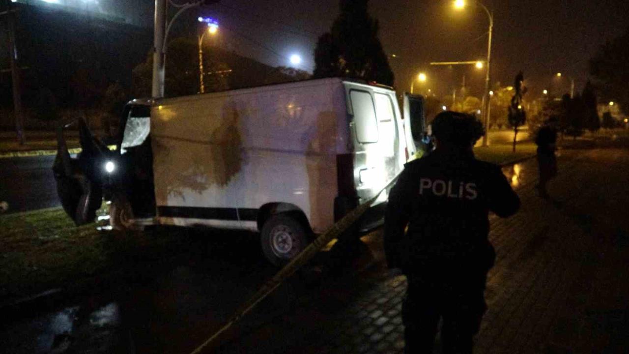 Malatya'da Aydınlatma Direğine Çarpan Minibüs Sürücüsü Hayatını Kaybetti