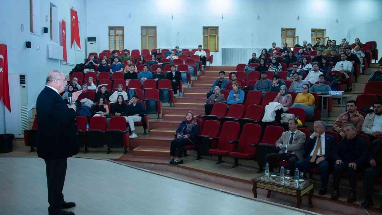 Erzincan Binali Yıldırım Üniversitesi'nde Prof. Dr. Polat, Organ Nakli Konferansı Düzenledi