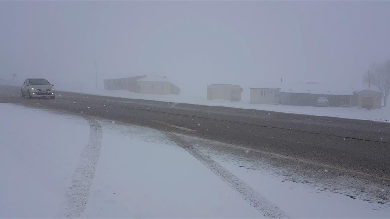 Erzincan Kızıldağ Geçidi'nde Kar Yağışı Nedeniyle Tedbirler Alındı