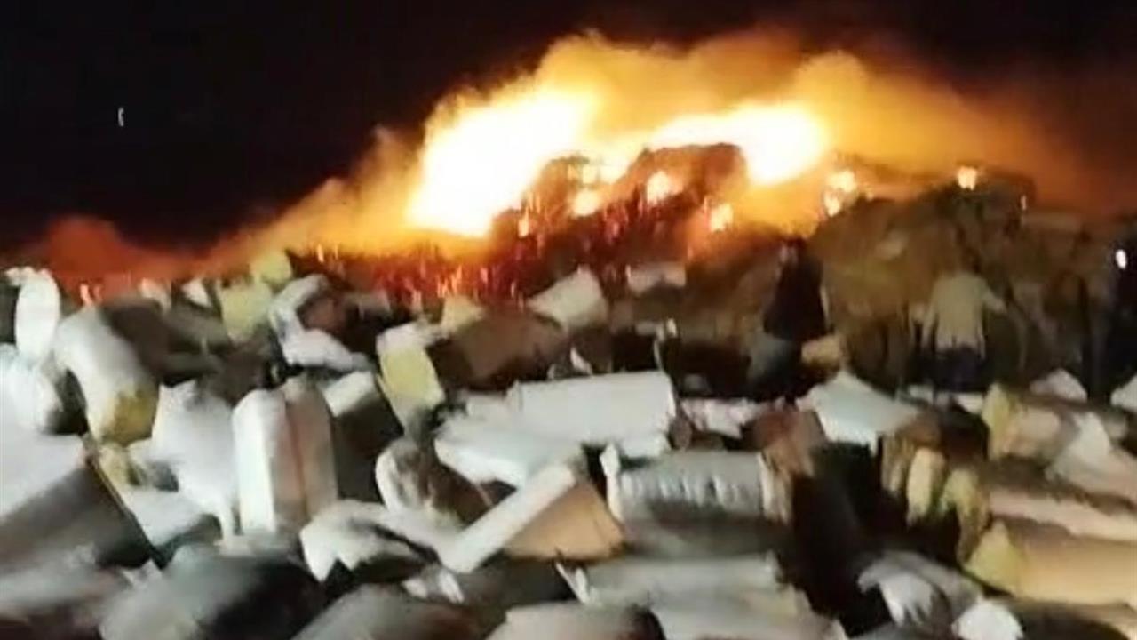 Diyarbakır Hazro'da Stoklanan 102 Ton Saman Yangında Yandı