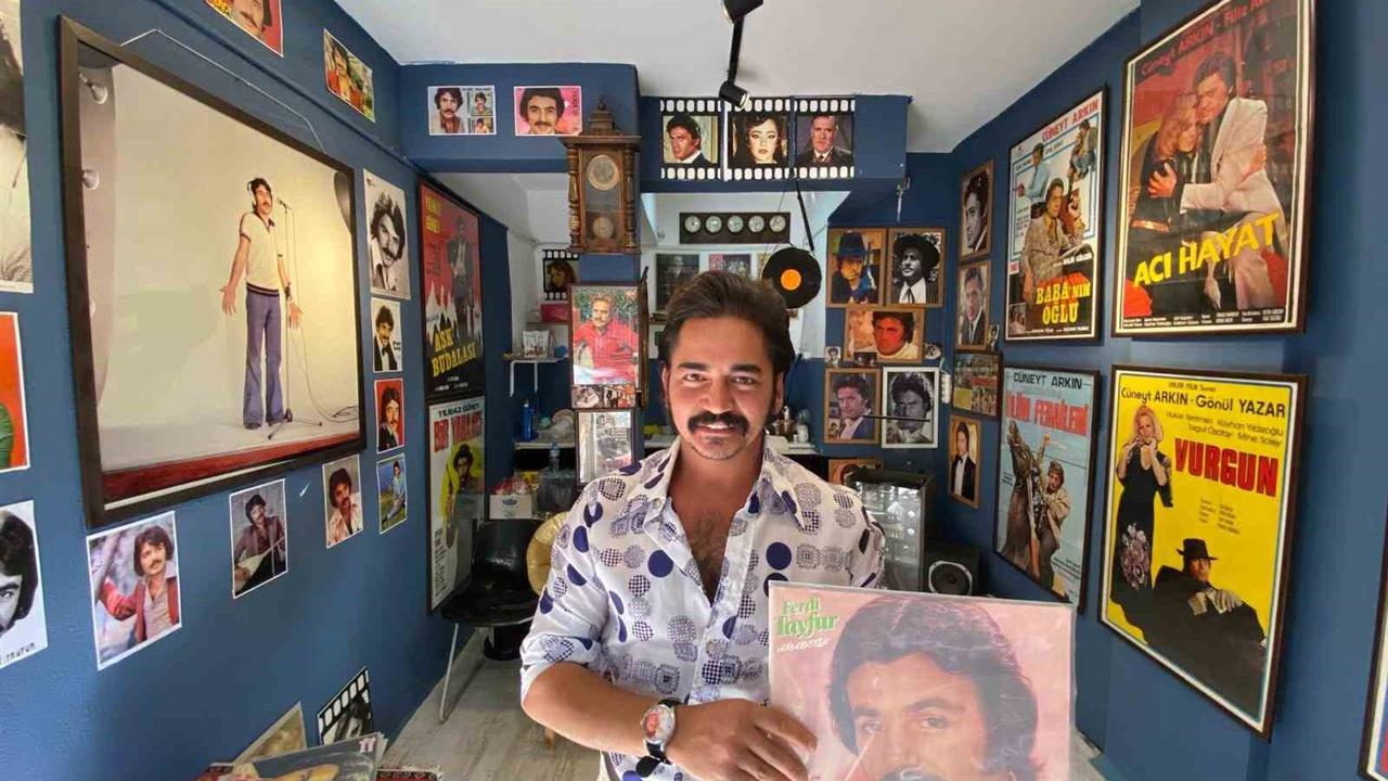 İzmir Konak'ta Ferdi Tayfur'a Hayran Eren Karadiken Nostaljik Bir Ortam Yaratıyor