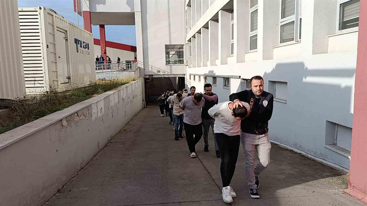 Adana'da 'Sazan Sarmalı' dolandırıcılık şebekesi çökertildi, 35 kişi gözaltına alındı.