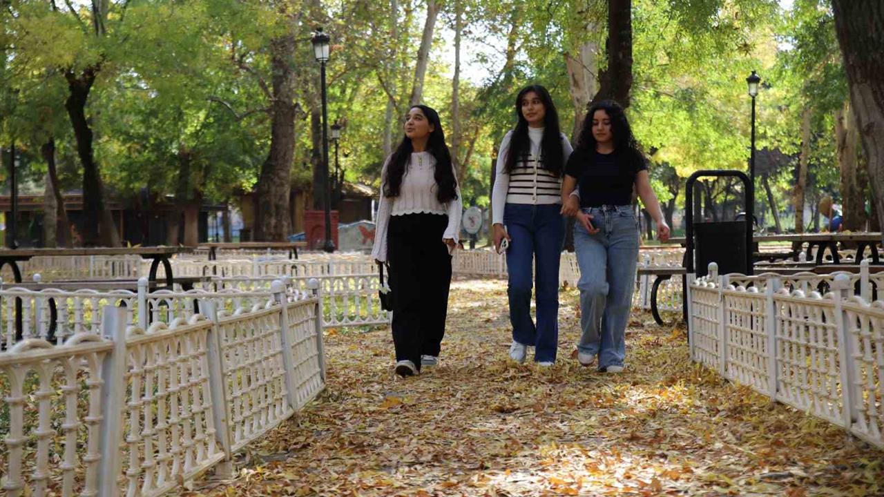 Gaziantep'te Sonbahar Renkleriyle Dolu Parklar Ziyaretçileri Ağırlıyor