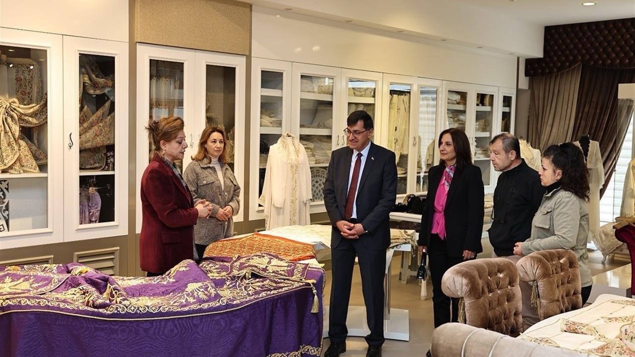 Kütahya Merkez'de Sanat Galerisi'ni Ziyaret Eden Başkan Kahveci Destek Vurgusu Yaptı