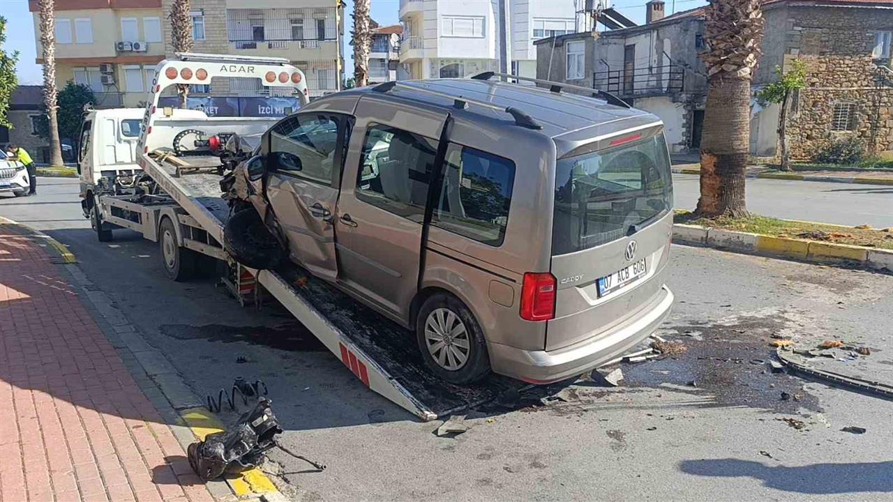 Antalya Manavgat'ta Palmiye Ağacına Çarpan Araçta Sürücü Yaralandı