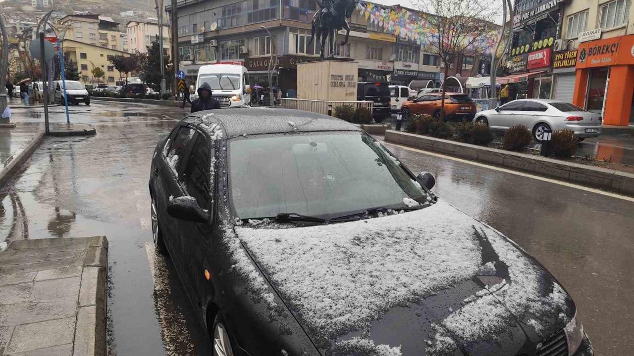 Hakkari Merkez ve Yüksek Kesimlerde Yağmur ile Kar Yağışı Devam Ediyor