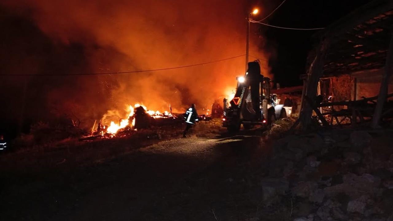 Çorum Bayat'ta Çıkan Yangında Ev ve Samanlık Yandı