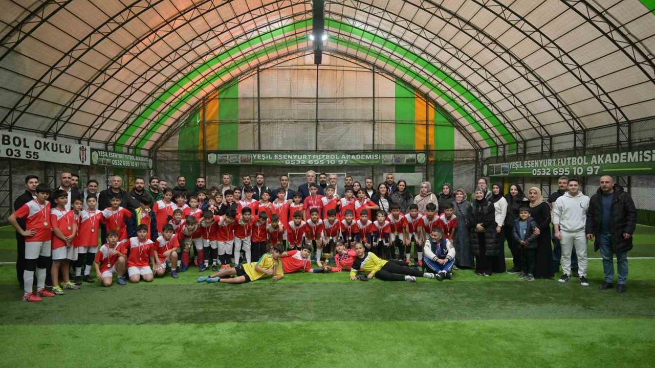 Esenyurt'ta 7-14 Yaş Arası Gençler İçin Düzenlenen Futbol Turnuvası'nın Şampiyonu Belli Oldu