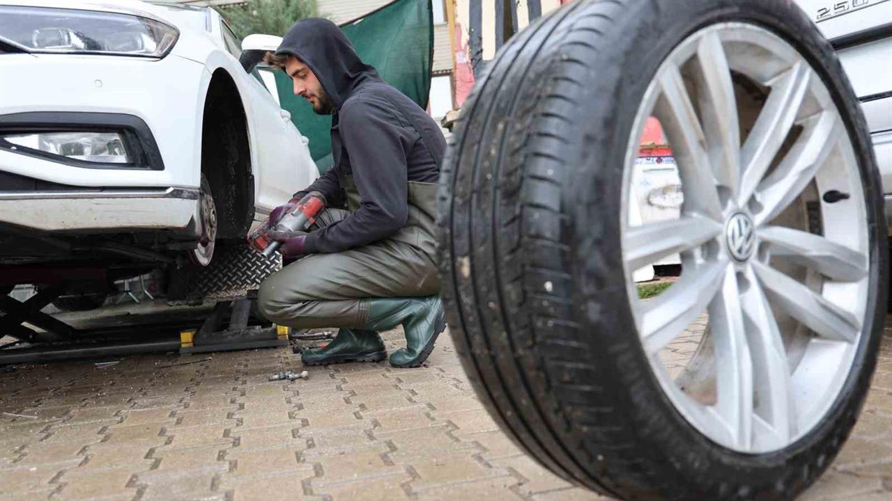 Elazığ'da Kış Lastiği Takma Zorunluluğu ile Yoğunluk Arttı