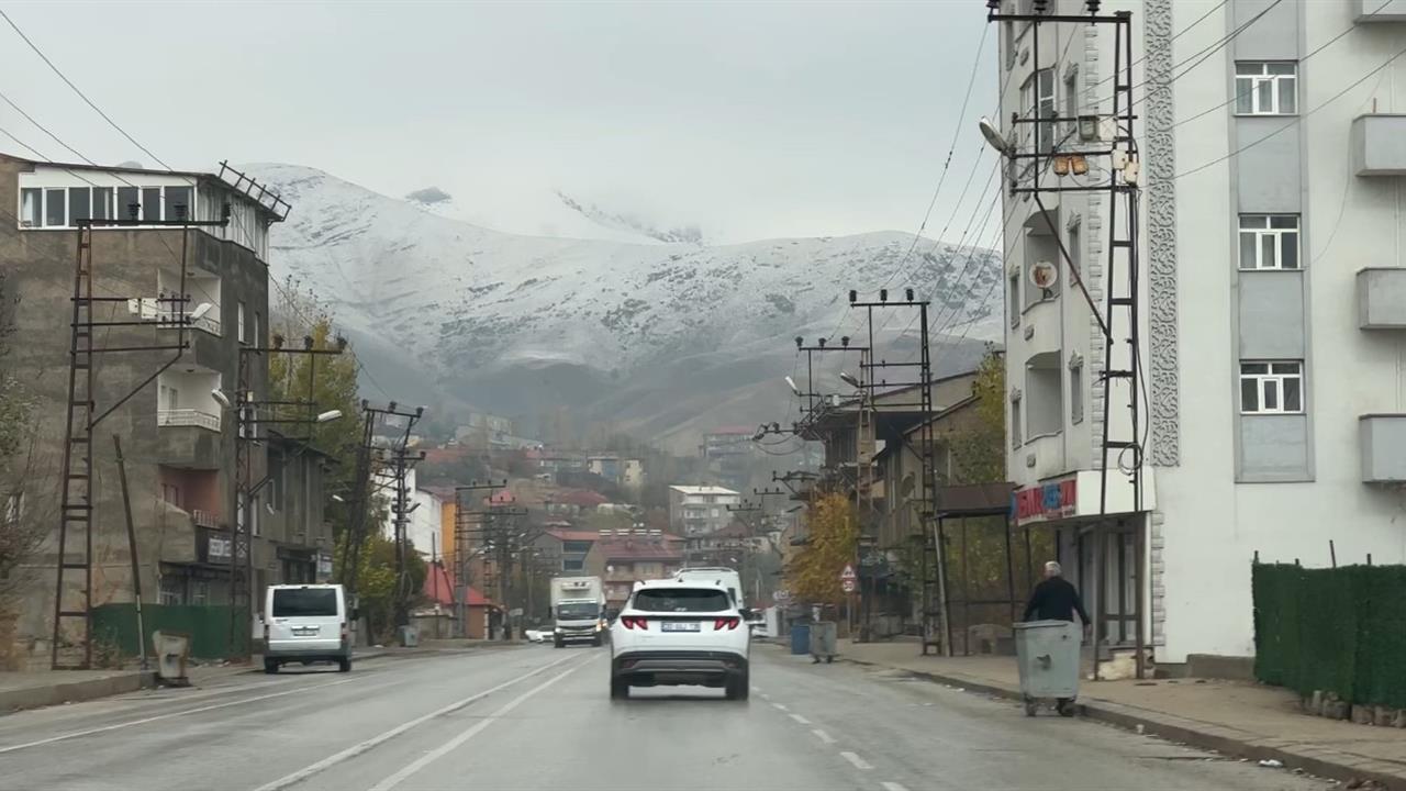 Hakkari Yüksekova'da Gece Başlayan Kar Yağışı Dağları Beyaza Bürüdü