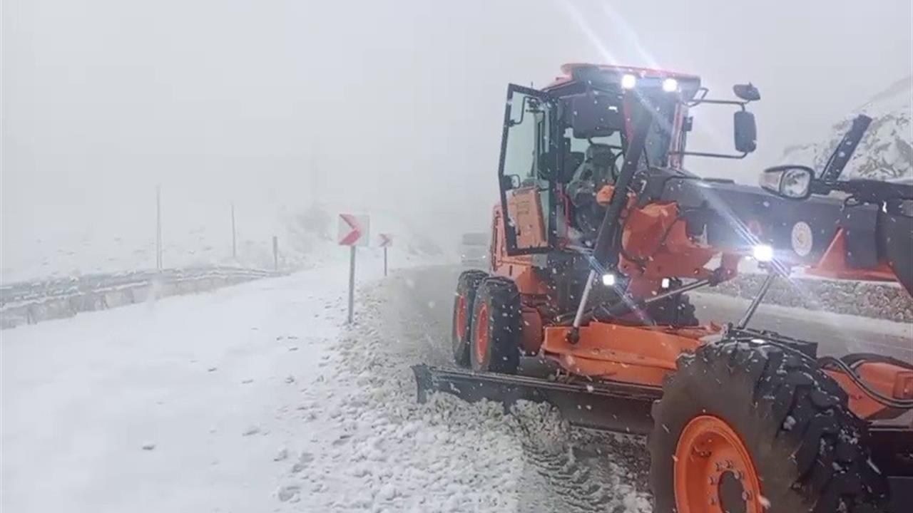 Erzurum'da Kop Dağı'nda Yoğun Kar Yağışı Nedeniyle Karayolları Ekipleri Seferber Oldu
