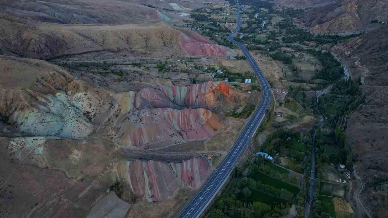 Erzurum Oltu'da 45 Milyon Yılda Oluşan Gökkuşağı Tepeleri Doğa Tutkunlarını Ağırlıyor