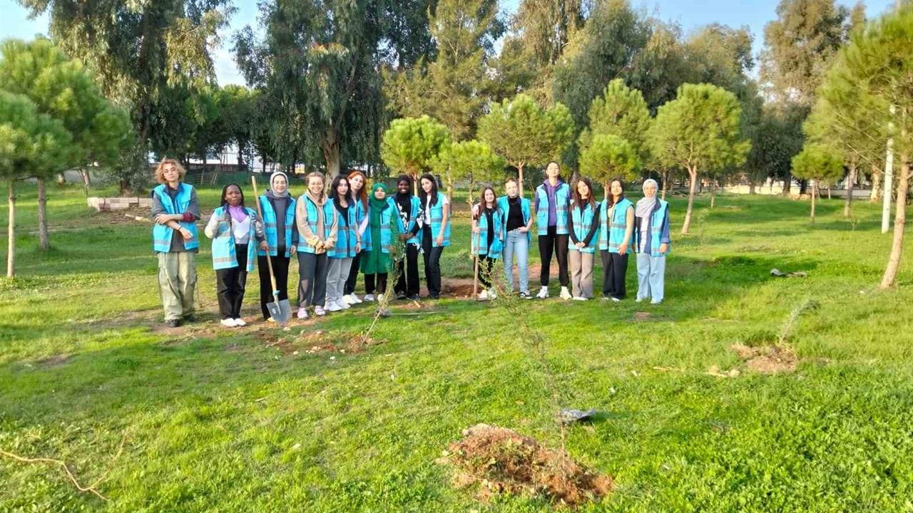 Aydın'da Yurtlarda Kalan Üniversite Öğrencileri Fidan Dikimi Gerçekleştirdi