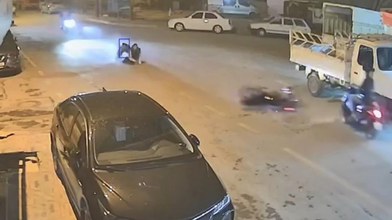 Tarsus’ta Motosiklet Şovu Kazası: Motosiklet Akrobasisi Çarpışmayla Bitti, Devrilip Firar Ettiler!