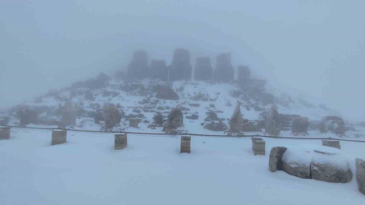 Adıyaman Nemrut Dağı'na Mevsimin İlk Karı Yağdı