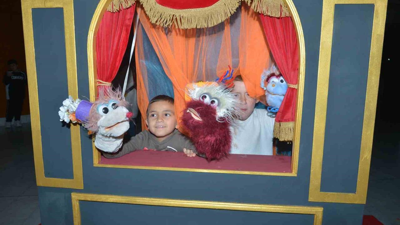 Bursa'da 21. Uluslararası Karagöz Kukla ve Gölge Oyunları Festivali, Kocaeli Şehir Tiyatrosu'nun 'Şebo Müzikali' ile başladı.