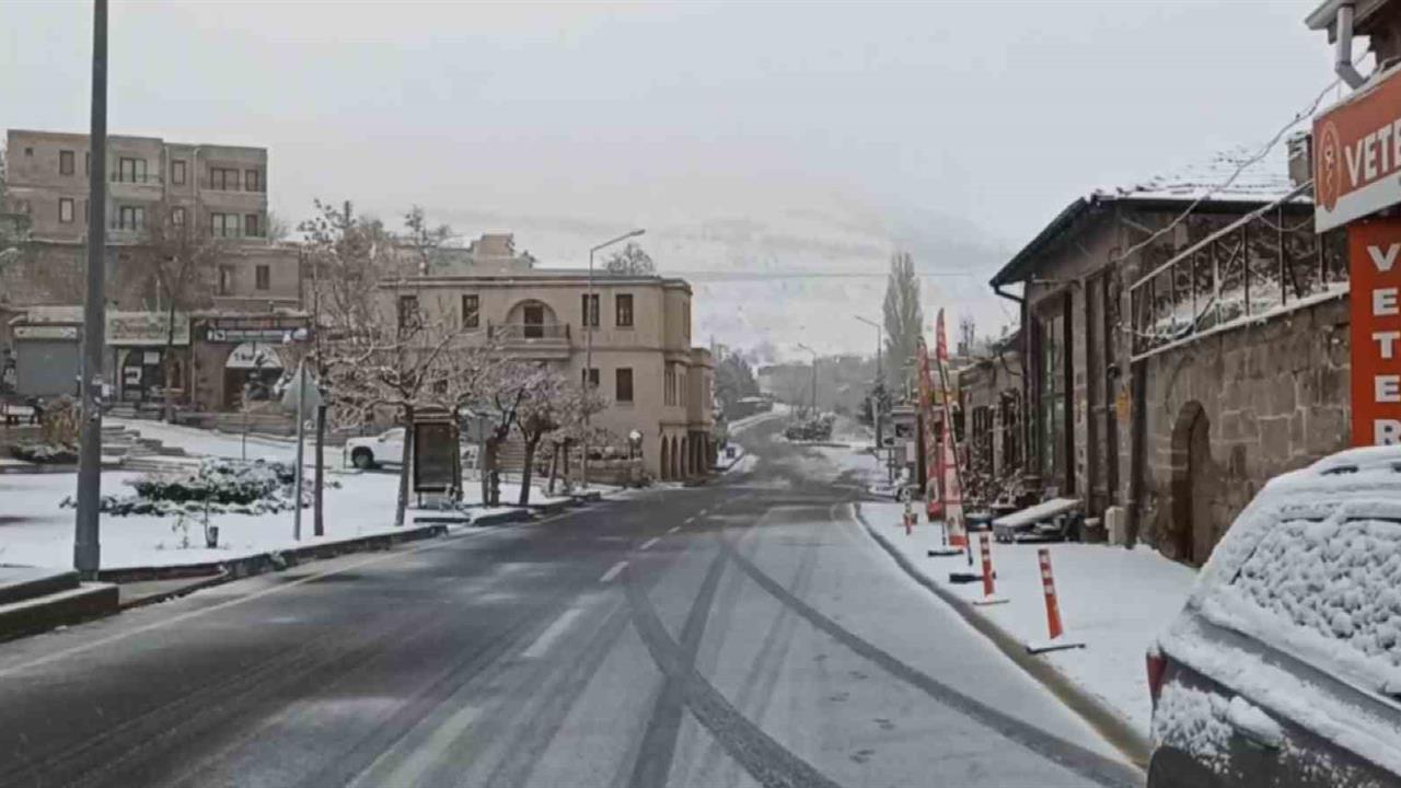 Aksaray Güzelyurt ve Helvadere'de Sabah Saatlerinde Kar Yağışı Başladı