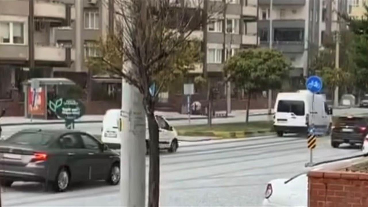 Gaziantep Merkez'de Dolu Yağışı Cadde ve Sokakları Beyaza Bürüdü