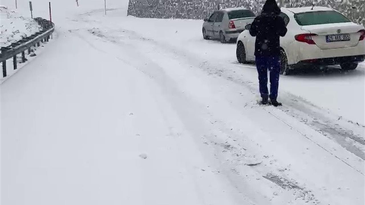 Erzurum Palandöken Geçidi'nde Yoğun Kar Yağışı Nedeniyle Sürücüler Zor Anlar Yaşadı