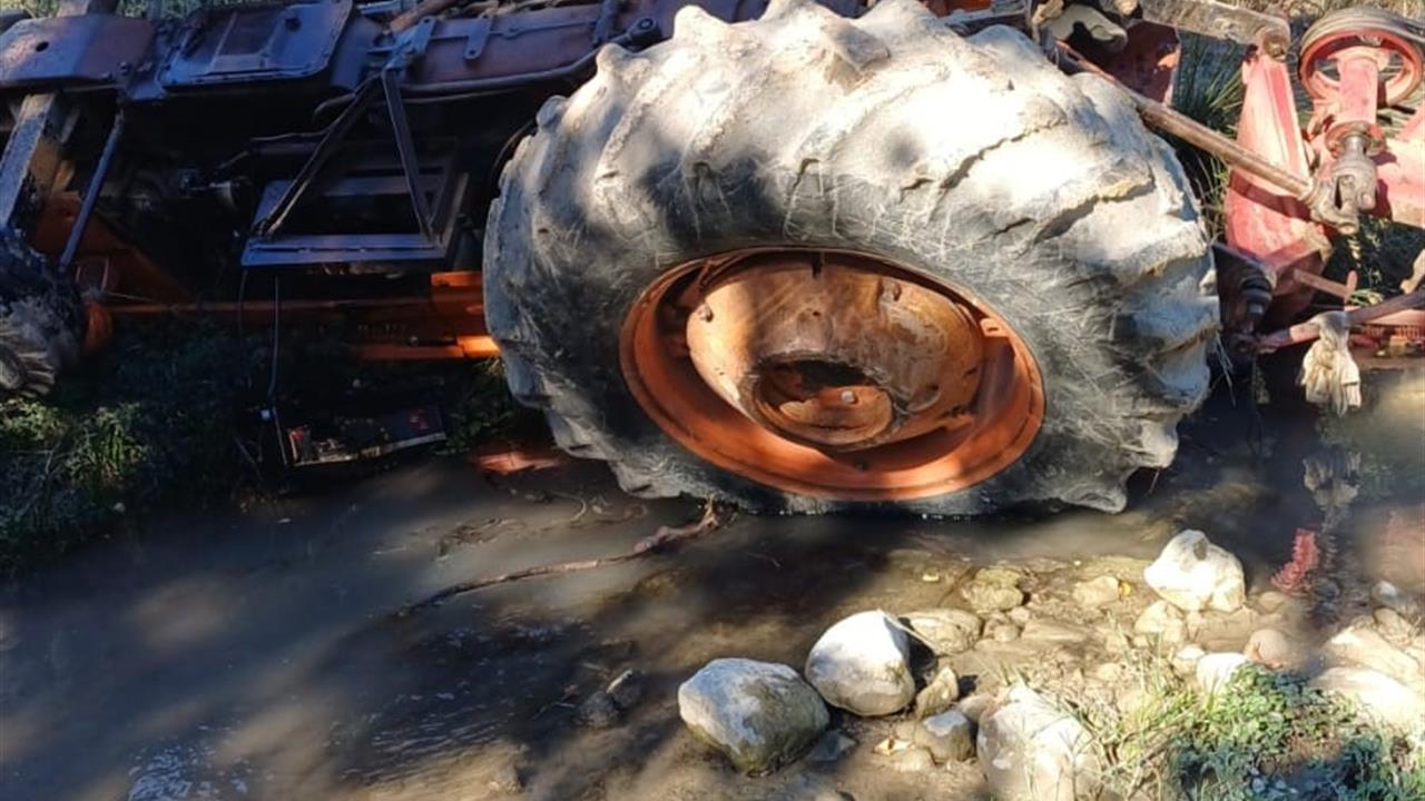 Antalya Serik'te Devrilen Traktörün Altında Kalan Sürücü Hayatını Kaybetti