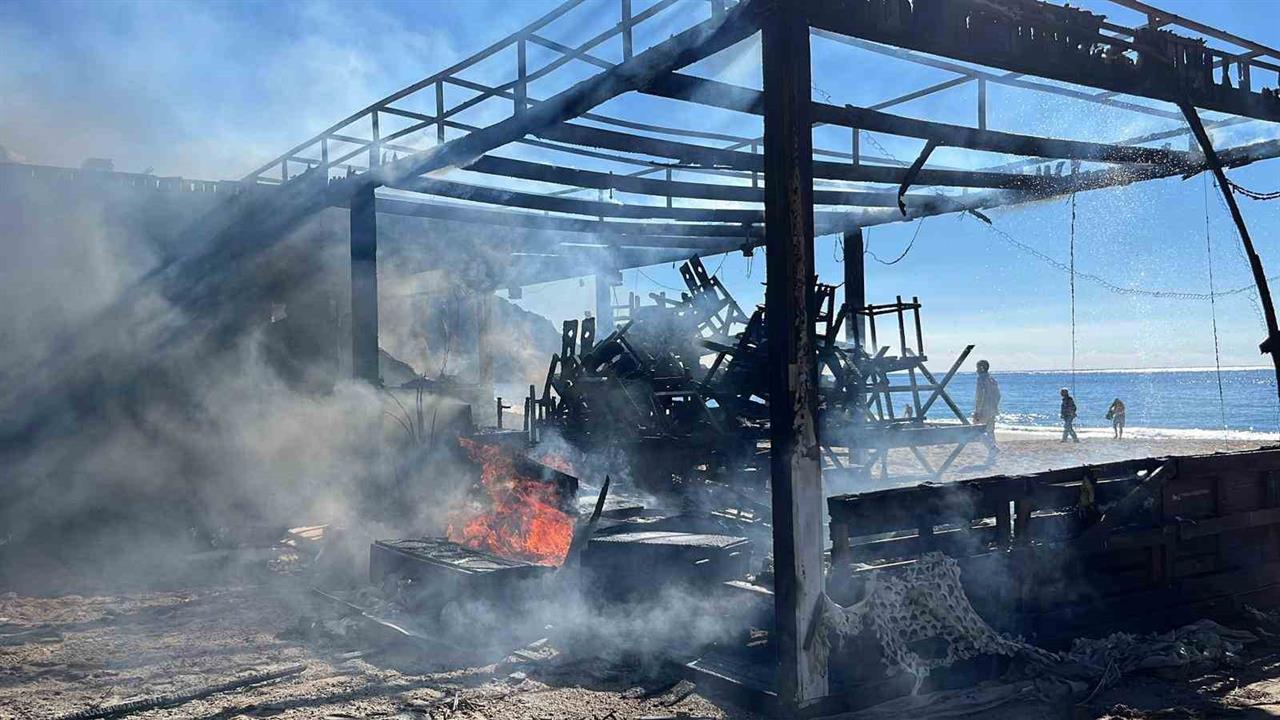 Alanya Dinek Mahallesi'nde Plaj Büfesi Yangını Kontrol Altına Alındı