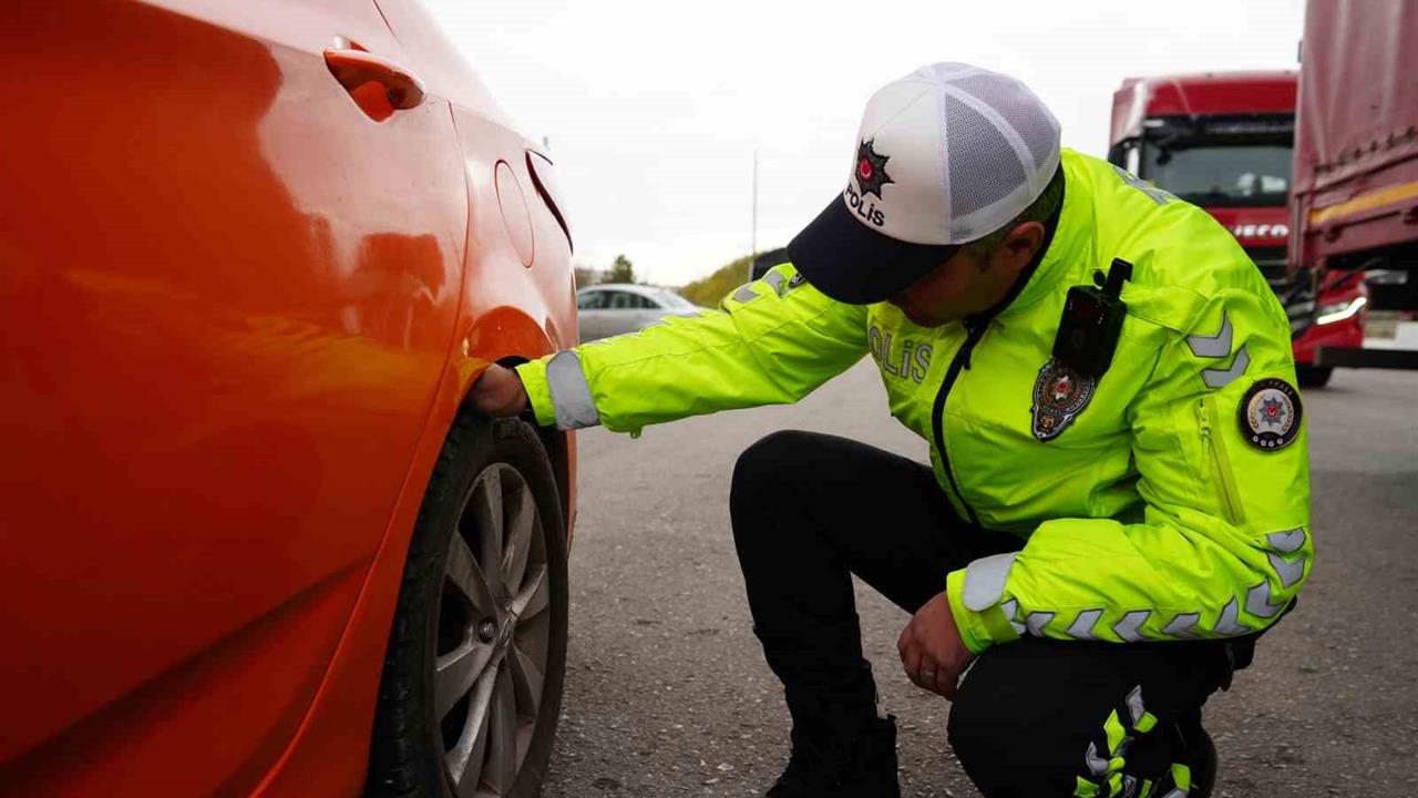 Kırıkkale'de 43 İlin Geçiş Güzergahında Kış Lastiği Denetimi Yapıldı