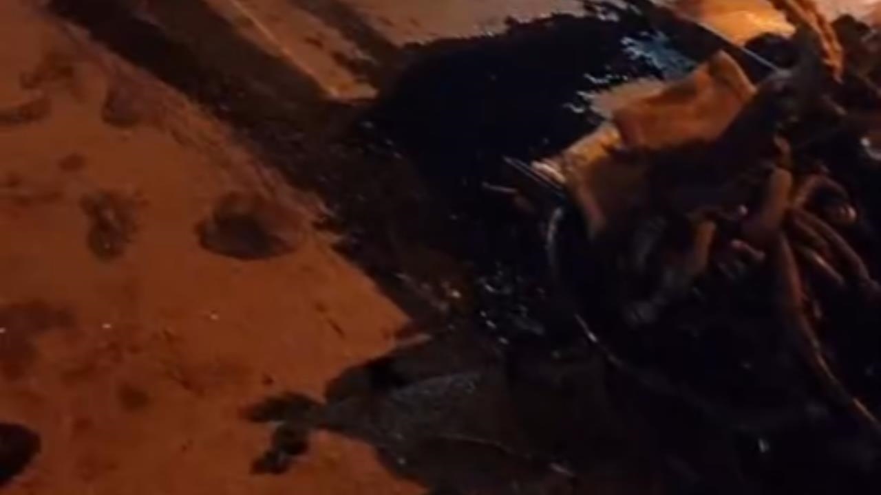 Mersin'de Kaza: Motor Fırladı, Araç Refüje Uçtu!