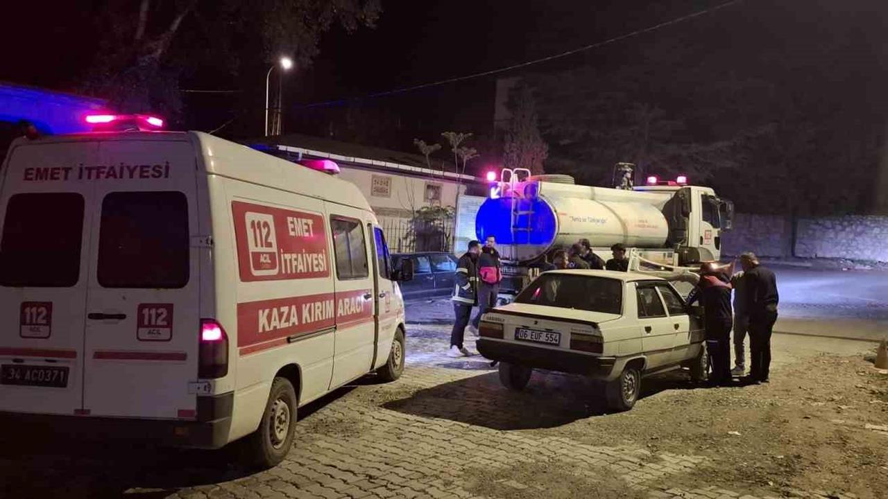 Kütahya Emet'te Araç Yangını Erken Müdahale ile Söndürüldü