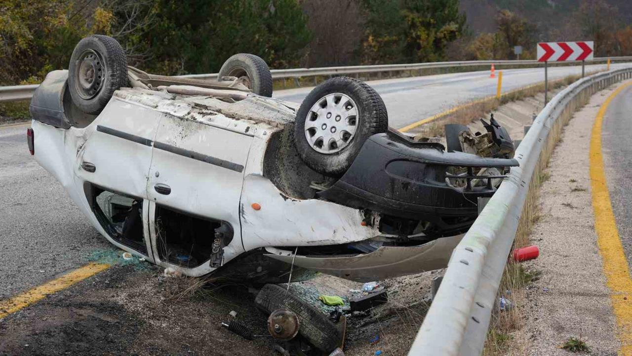 Kastamonu'da Takla Atan Otomobil Yangın Çıkardı, 2 Yaralı