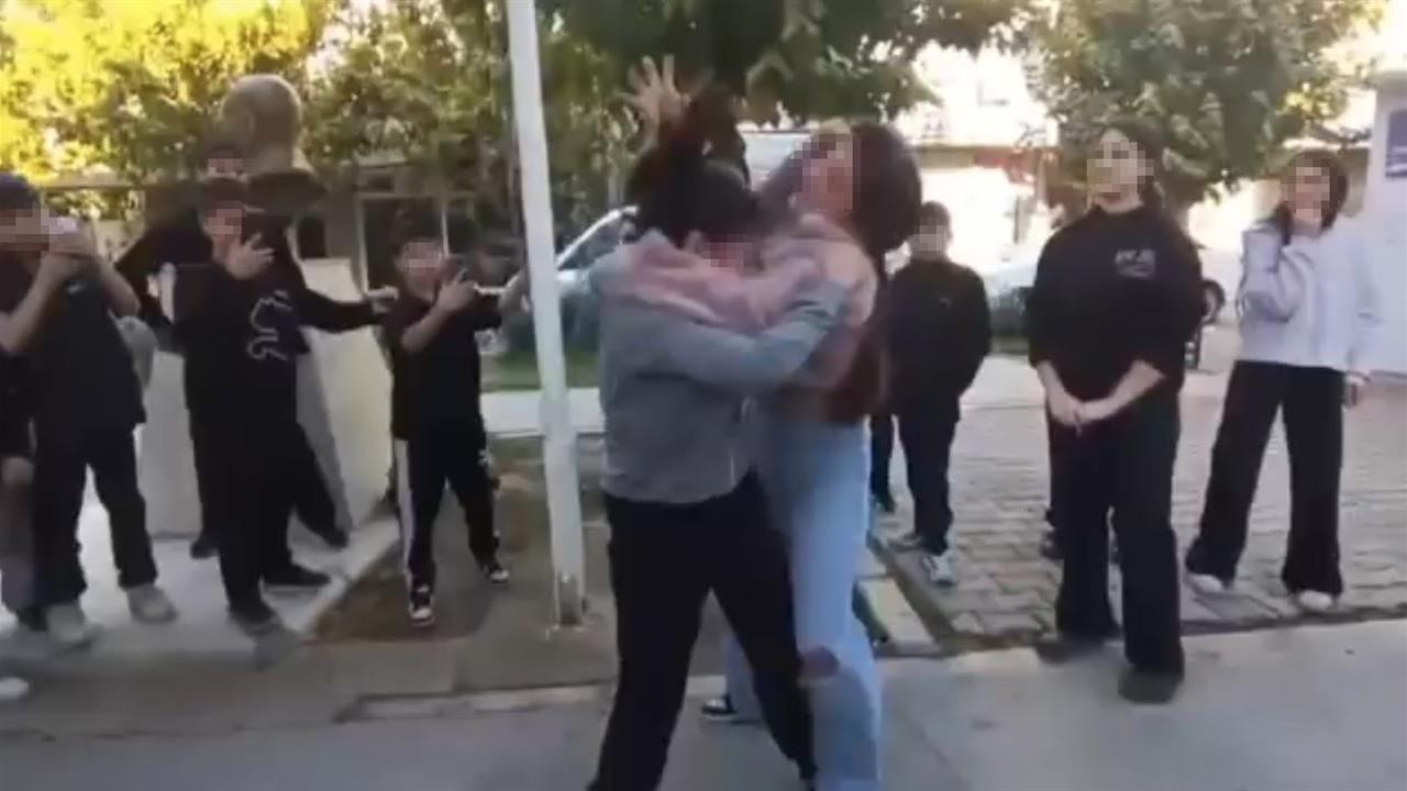 İzmir Buca'da İki Kız Öğrenci Arasında Kavga Çıktı, Arkadaşları Video Çekti