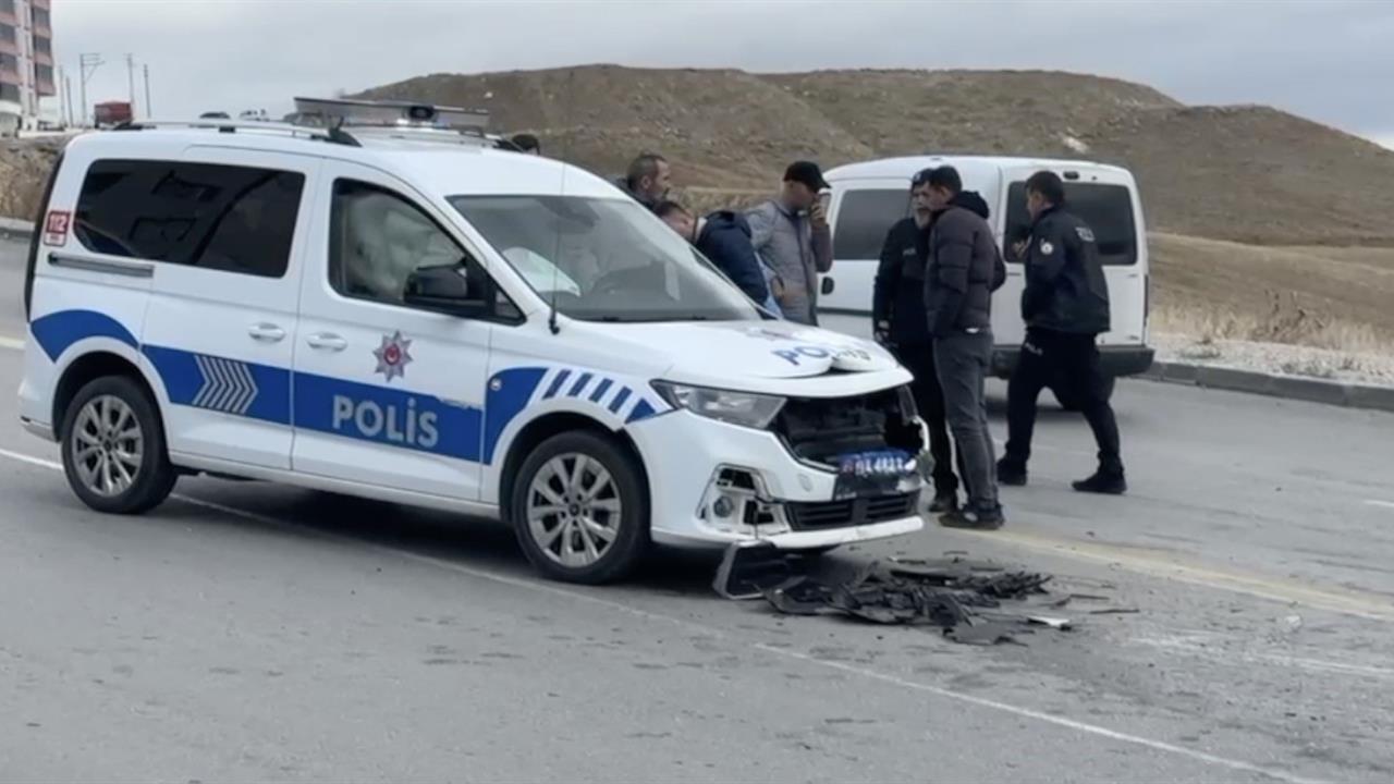 Çorum Merkez'de Ekip Aracı ve Hafif Ticari Araç Çarpıştı: 1 Yaralı Polis