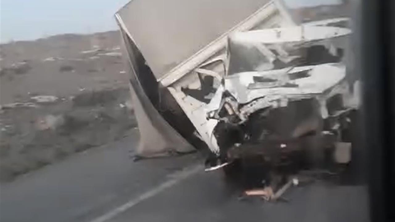 Eskişehir'de Kontrolden Çıkan Kamyonun Refüje Çarpması Sonucu 1 Yaralı