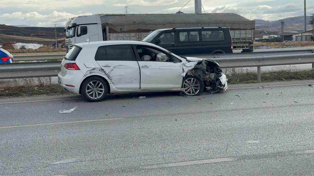 Çorum Sungurlu'da Tırın Sıkıştırdığı Otomobilde 1 Yaralı